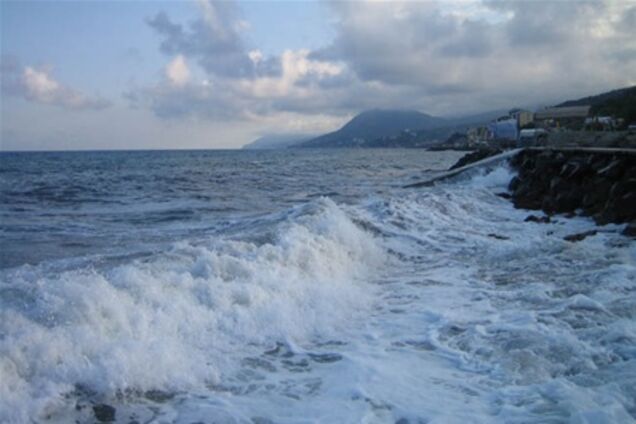 Шторм у Криму: двоє загиблих, доля ще восьми людей невідома