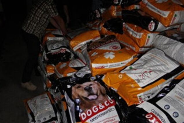 Мальта передала голодающим ливийцам корм для собак. Фото