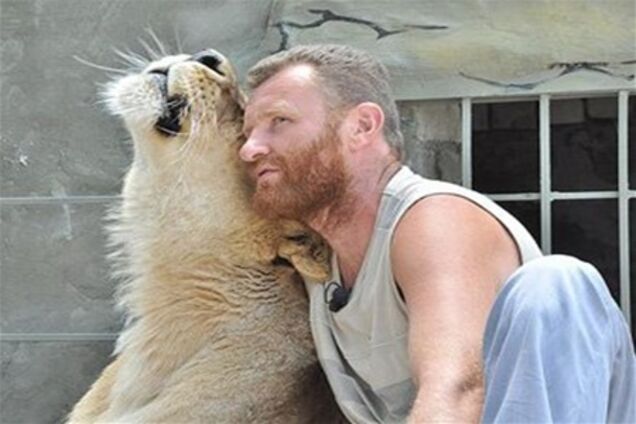 Украинец заперся в вольере со львицей на 35 дней. Фото. Видео