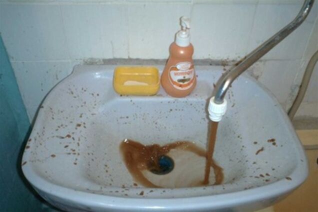 В Киеве из кранов течет вода с плесенью, в СЭС утверждают - это невредно для здоровья