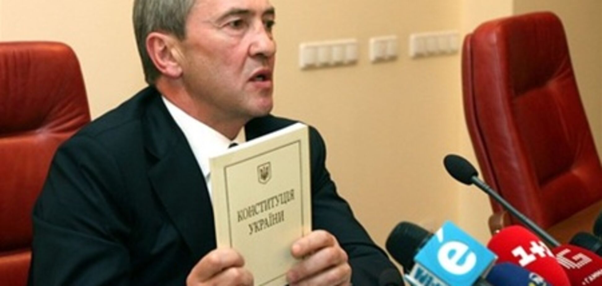 За двойное гражданство Черновецкого ни посадить, ни уволить по закону не могут