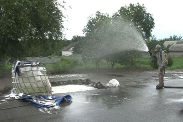 Тонна соляної кислоти розлилась на Харківщині через ДТП