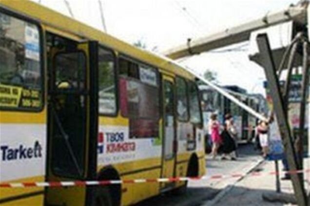 У Криму бетонний стовп впав на тролейбус з пасажирами