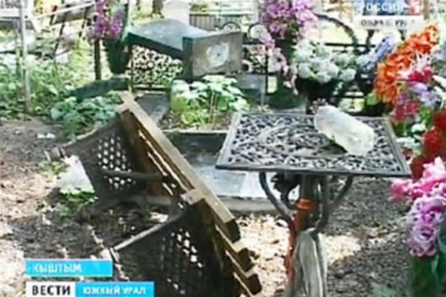 У Росії дівчинка-першокласник з одним прийшли за цукерками на цвинтар і влаштували там розгром
