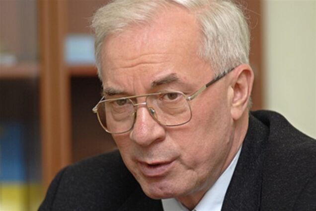 Азаров обеспокоен здоровьем школьников