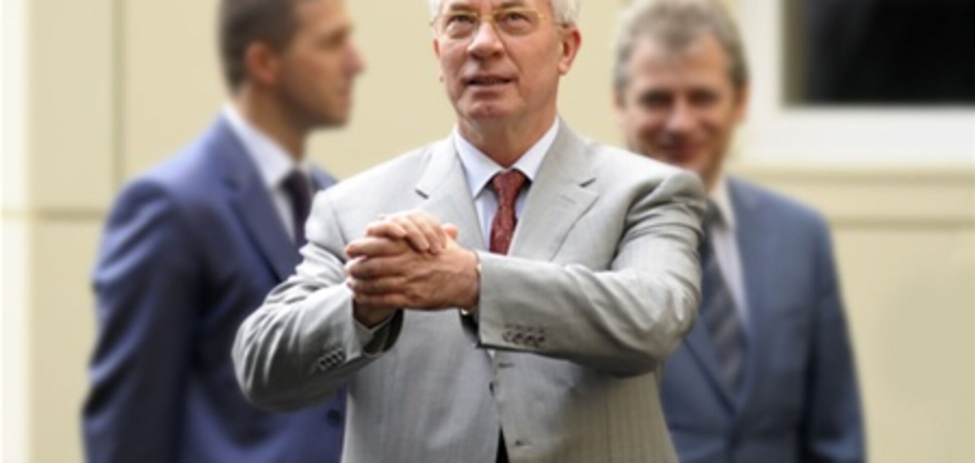 Азаров попросил работодателей дать родителям школьников выходной 1 сентября