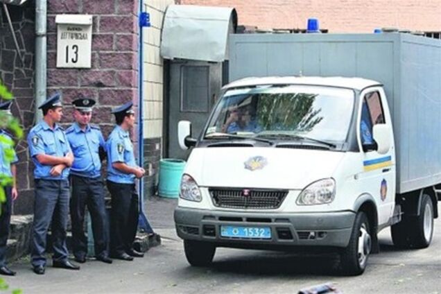 В автозаках с кондиционером: милиция приготовила транспорт для фанов Евро-2012