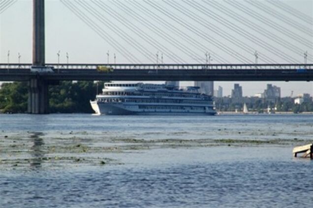В Киеве со дна Днепра поднимут затонувший теплоход