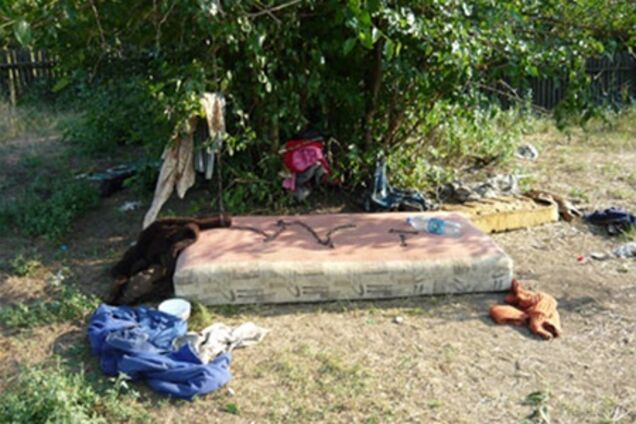 Жінка посадила сліпого батька на ланцюг і годувала з собачої миски