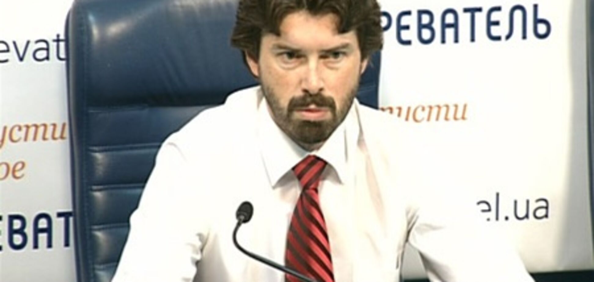 Нужно ограничивать любые валютные операции – эксперт