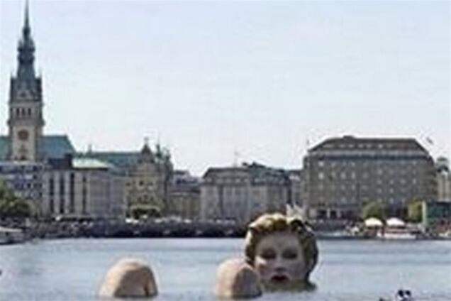У Гамбурзі встановили скульптуру купающейся блондинки