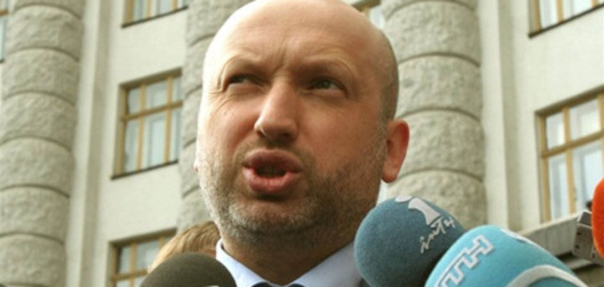 Турчинов зовет людей под Печерский суд