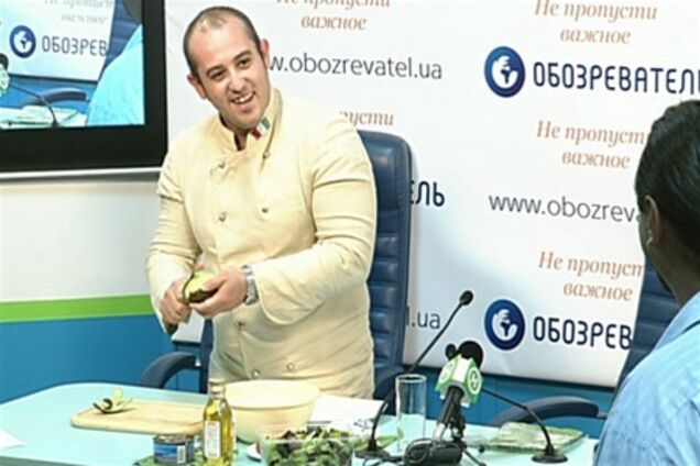 Шеф-повар итальянской кухни подарил «Обозревателю» собственный салат. Видео