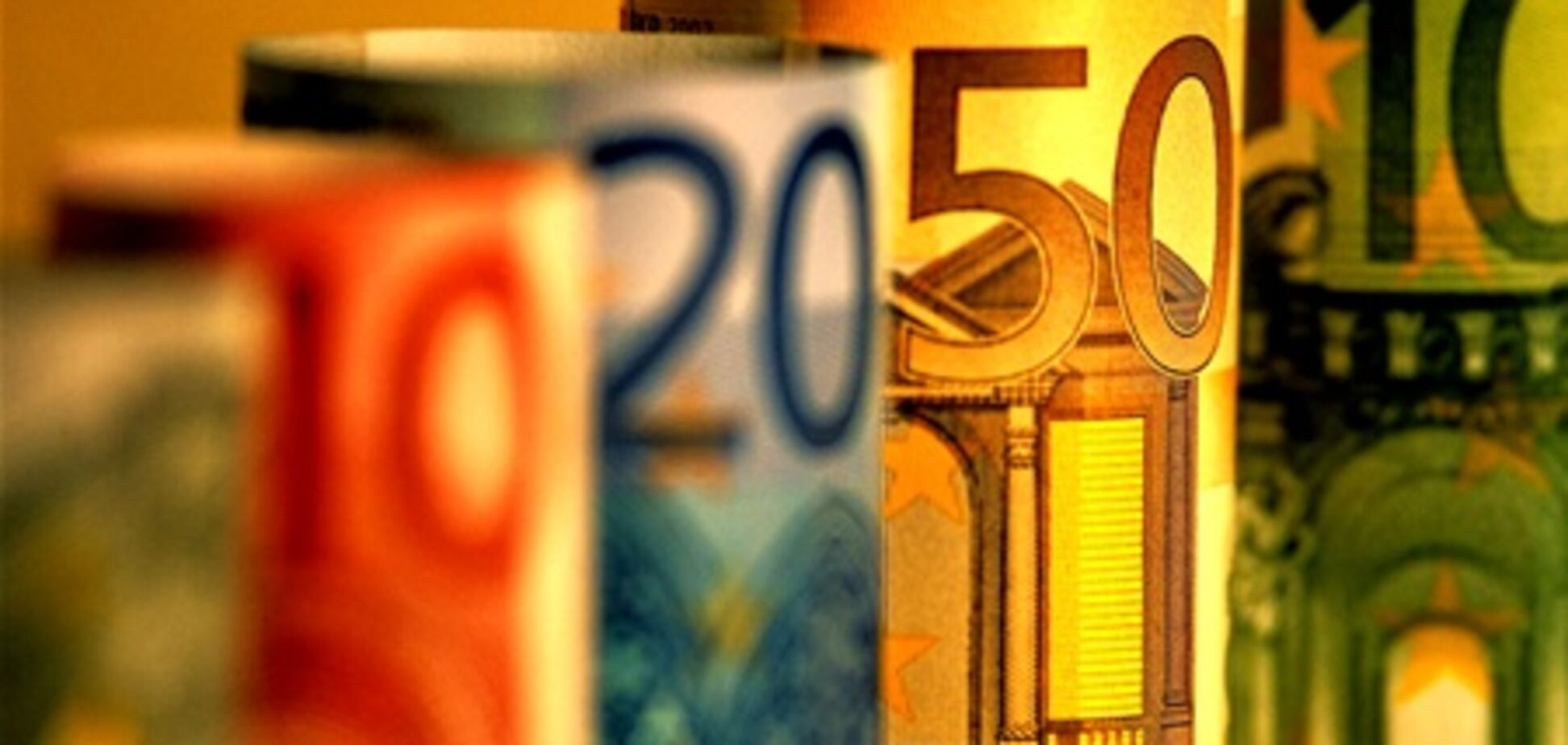 В августе евро упадет, а деньги лучше хранить в гривне - эксперт