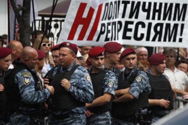 Міліція чекає рішення суду для зносу наметів на Крещактіке