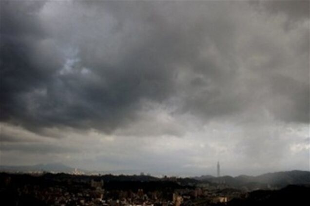 Шанхайські аеропорти скасували рейси через тайфун