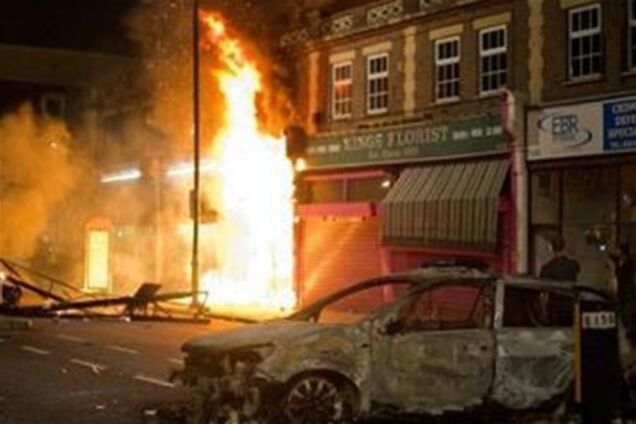 В Лондоне вспыхнули беспорядки из-за убийства полицейским местного жителя