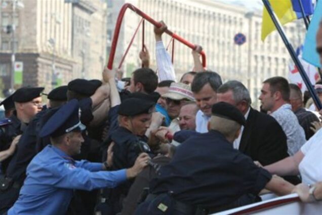 'Беркут' прибув до наметового містечка опозиції на Хрещатику