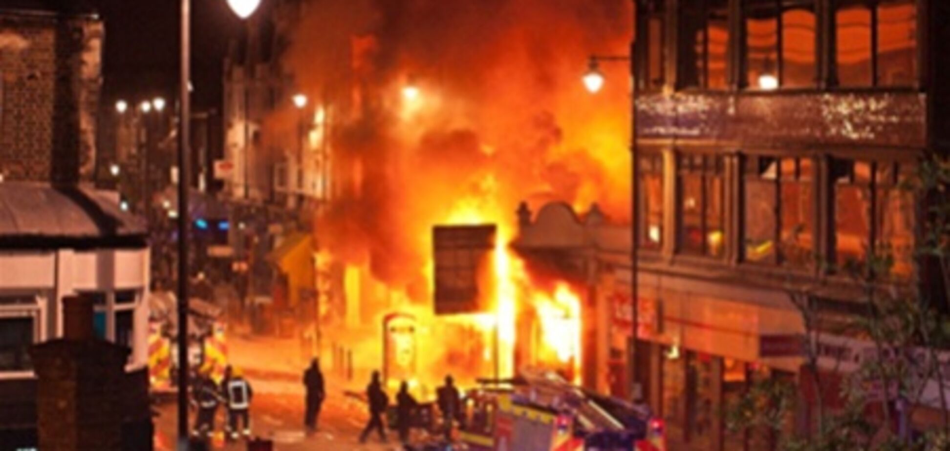 В Лондоне возобновились беспорядки: молодежь громит магазины, бросает урны в полицию