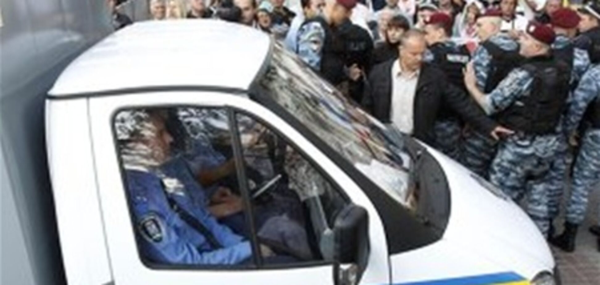 Автозак з Тимошенко від'їхав від будівлі суду у супроводі міліції