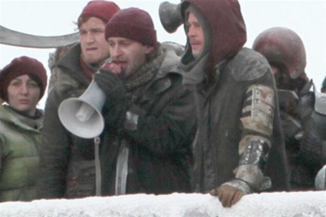 Хабенський вчить Бреда Піта російським матам