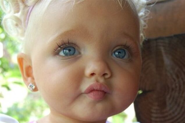 По желанию родителей взошла новая звезда Айра Браун - маленькая модель, девочка-кукла. Фото