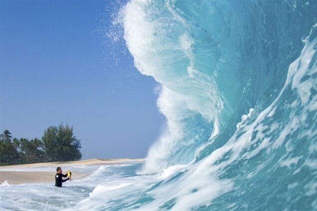 Гигантская волна сбила с ног сотни туристов в Китае