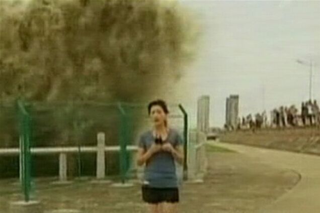 В Китае журналистку накрыло волной во время съемки сюжета о тайфуне