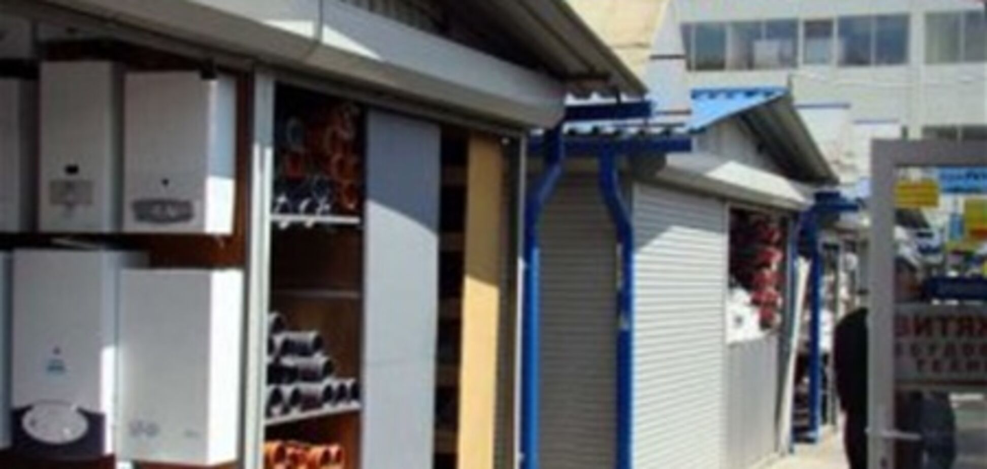 Люди в чорному захопили ринок у центрі Дніпропетровська