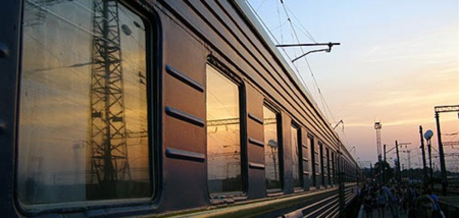 Пьяная проводница, выпав из вагона, уснула на рельсах