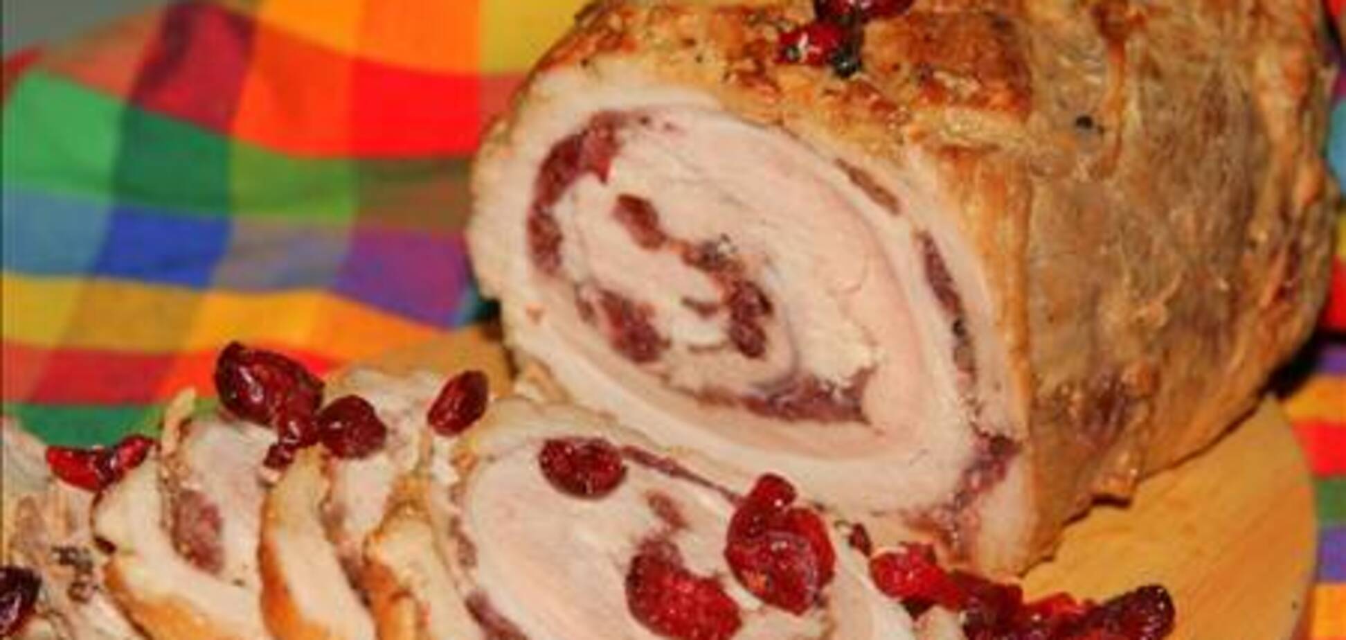 Рулет из свинины с клюквой