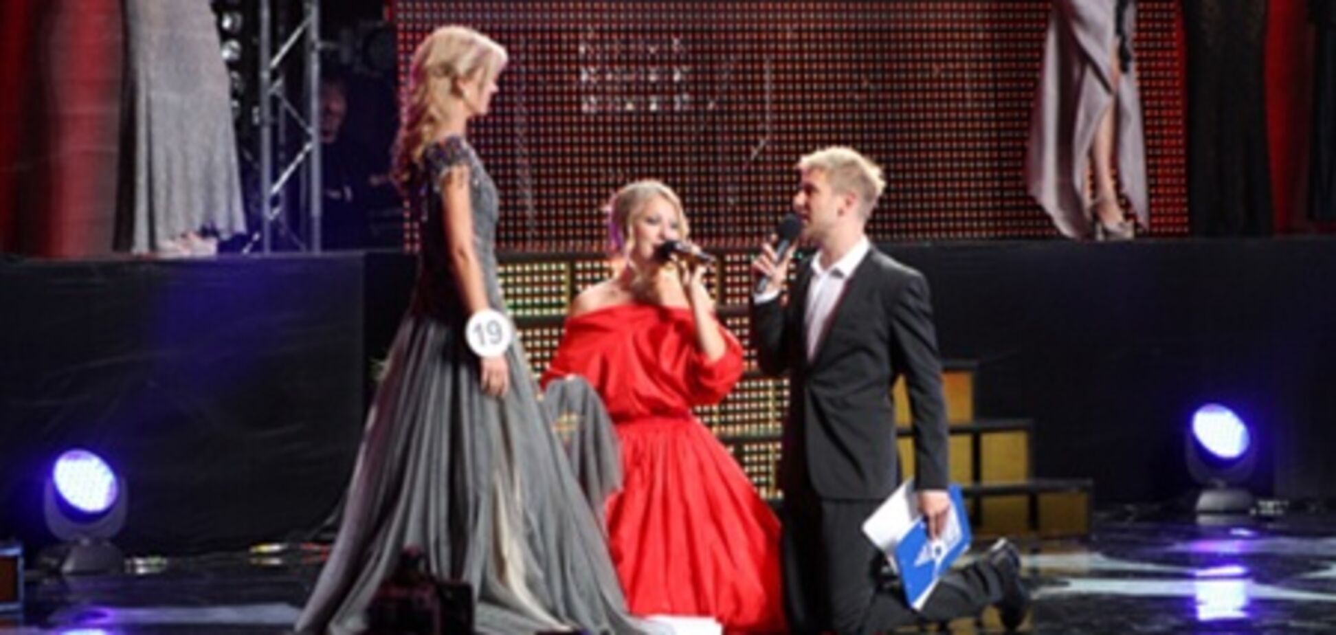 'Мисс Украина - 2011': Собчак упала на колени перед одной из красавиц