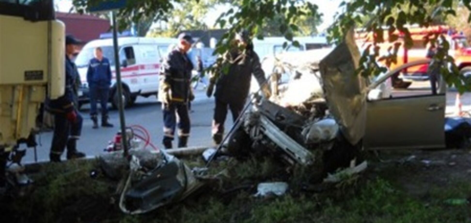 В Мариуполе легковушка влетела в металловоз: трое погибших, трое раненых