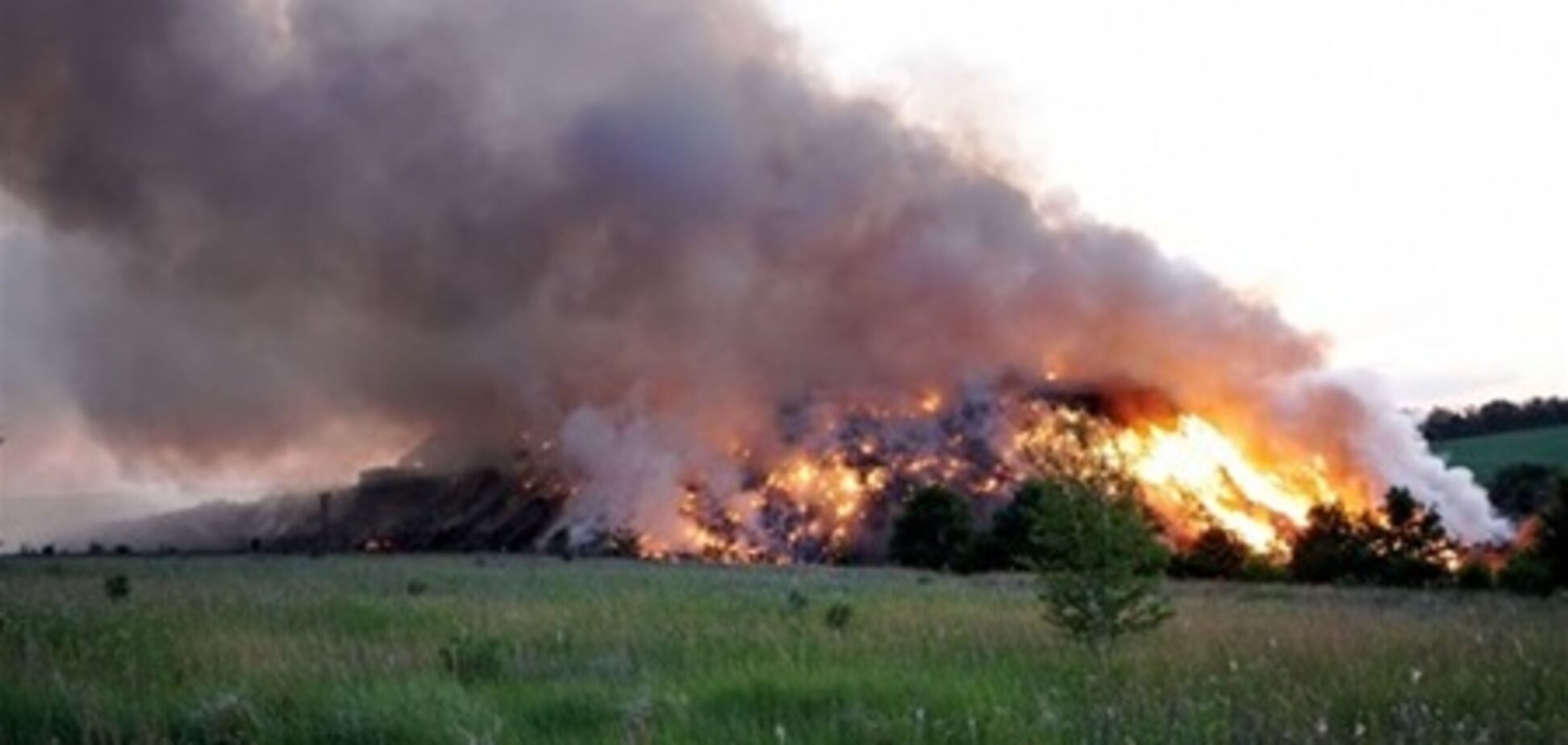 Близько Харкова борються з вогнем на полігоні побутових відходів