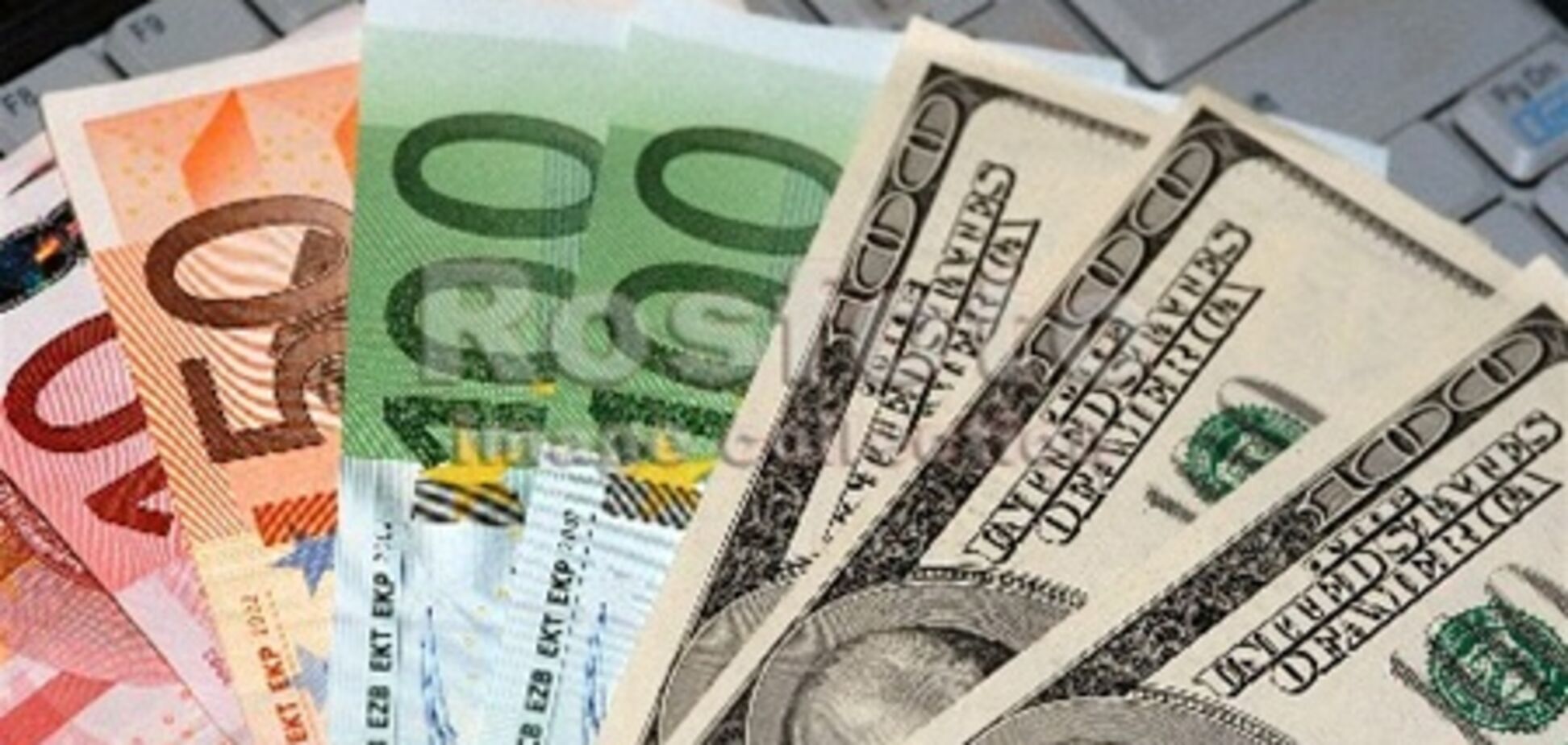 Українцям дозволили купувати більше валюти