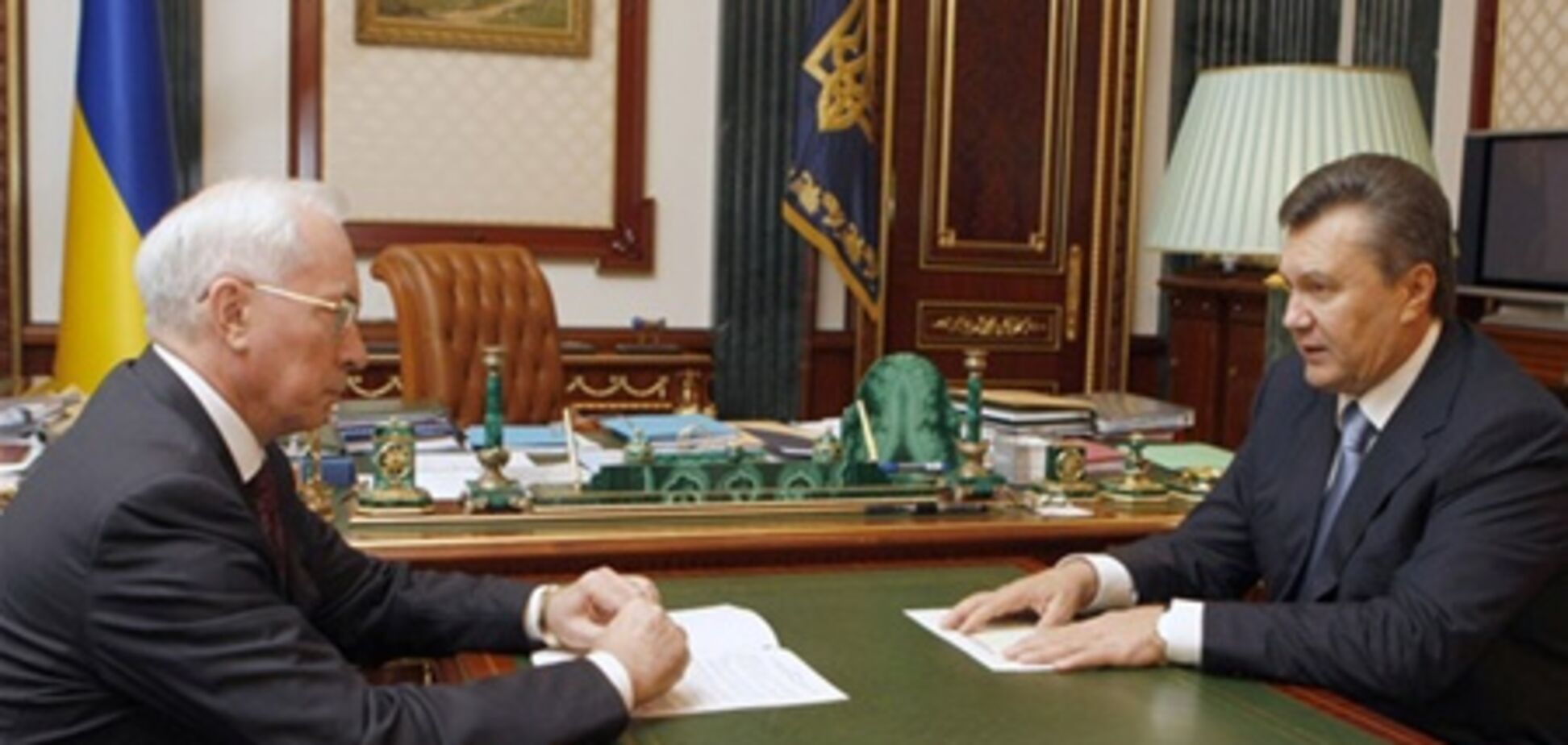 Янукович доручив Азарову підготувати зміни до Податкового кодексу