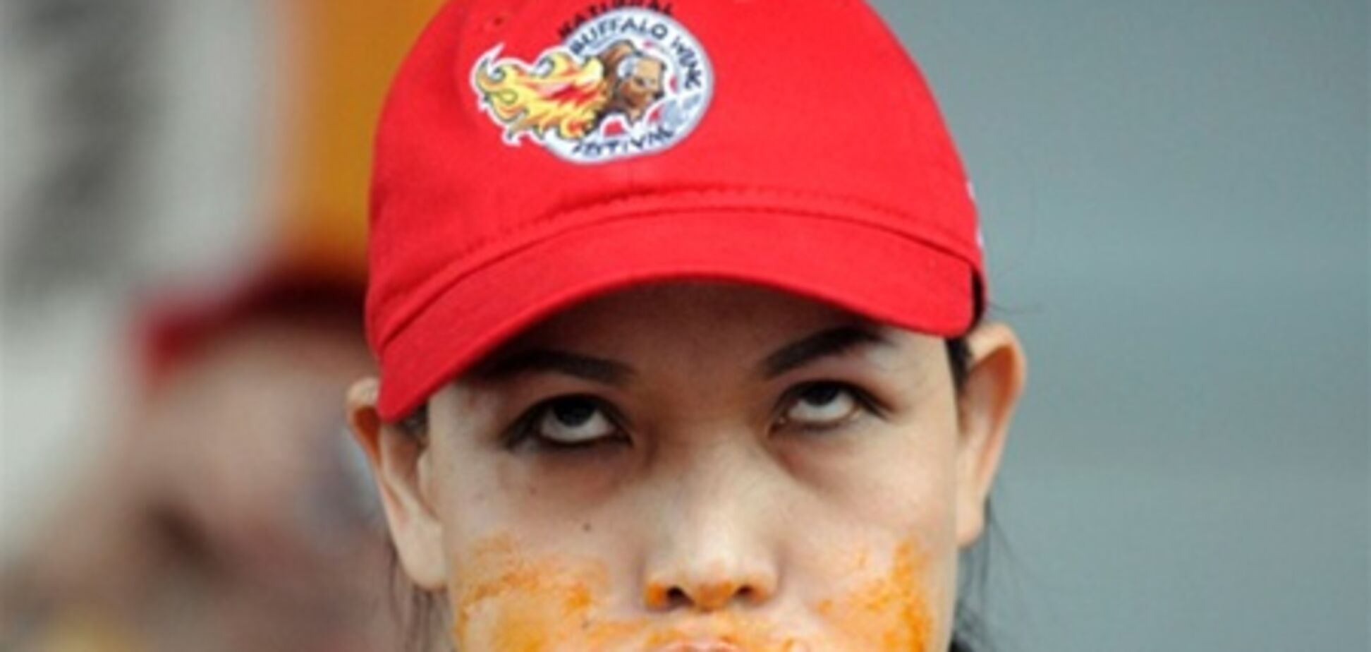 Миниатюрная азиатка по кличке Черная Вдова пожирает груды еды