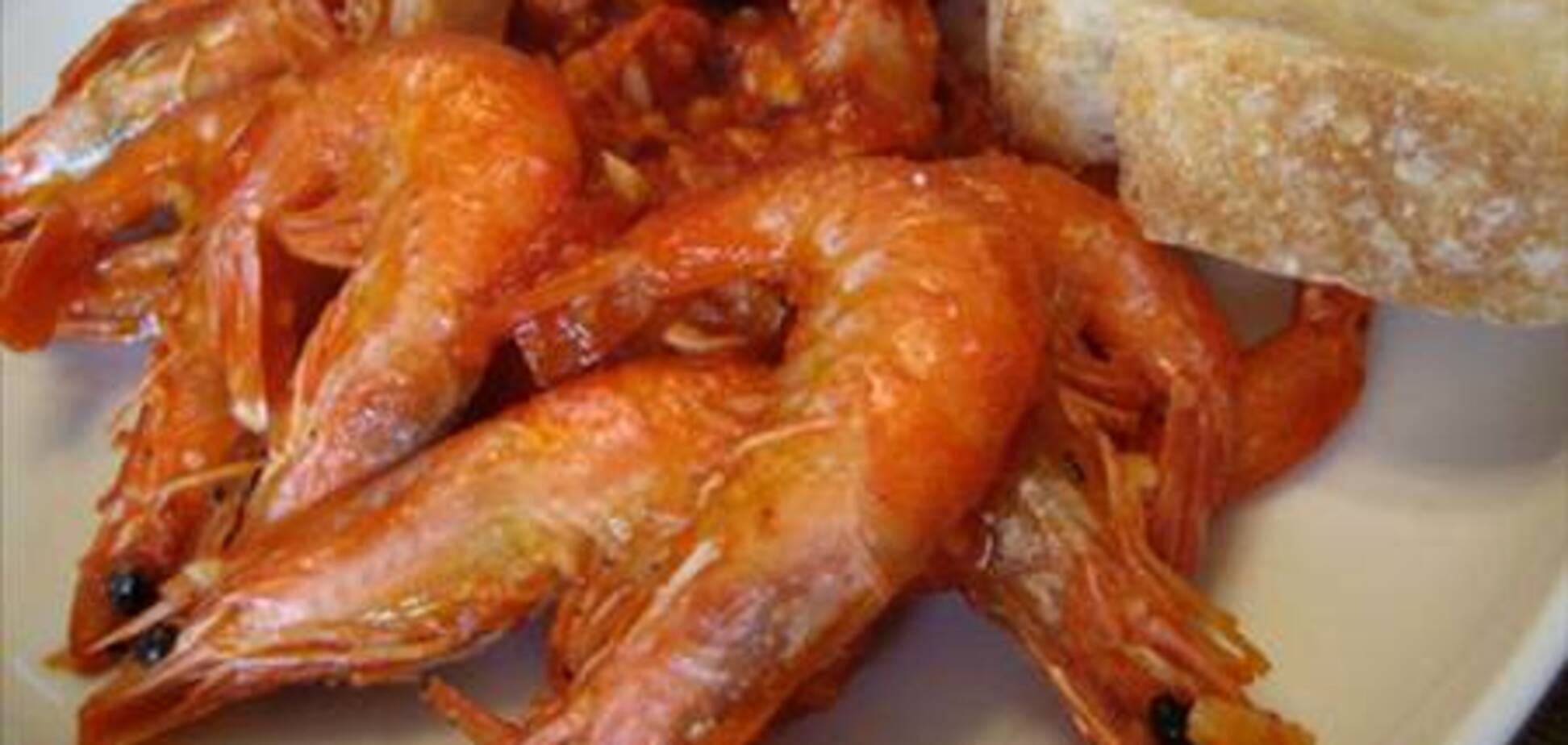 Креветки с пельменями и чесноком