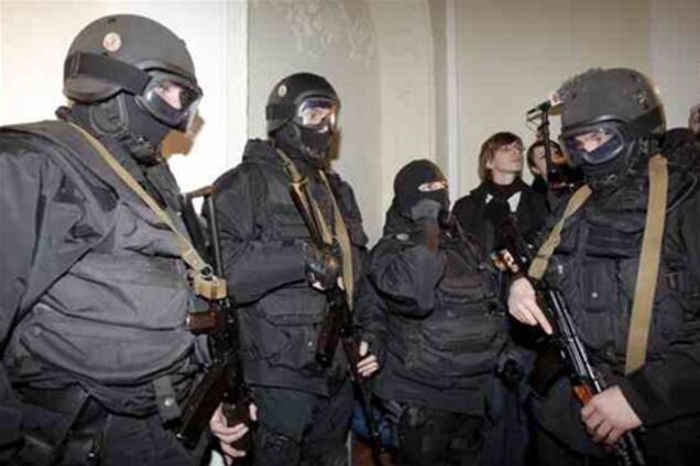 Неизвестные взяли штурмом квартиру лидера ячейки Тягнибока