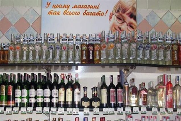 Опасная реклама на Березняках: водкой в магазинах уже восхищаются дети