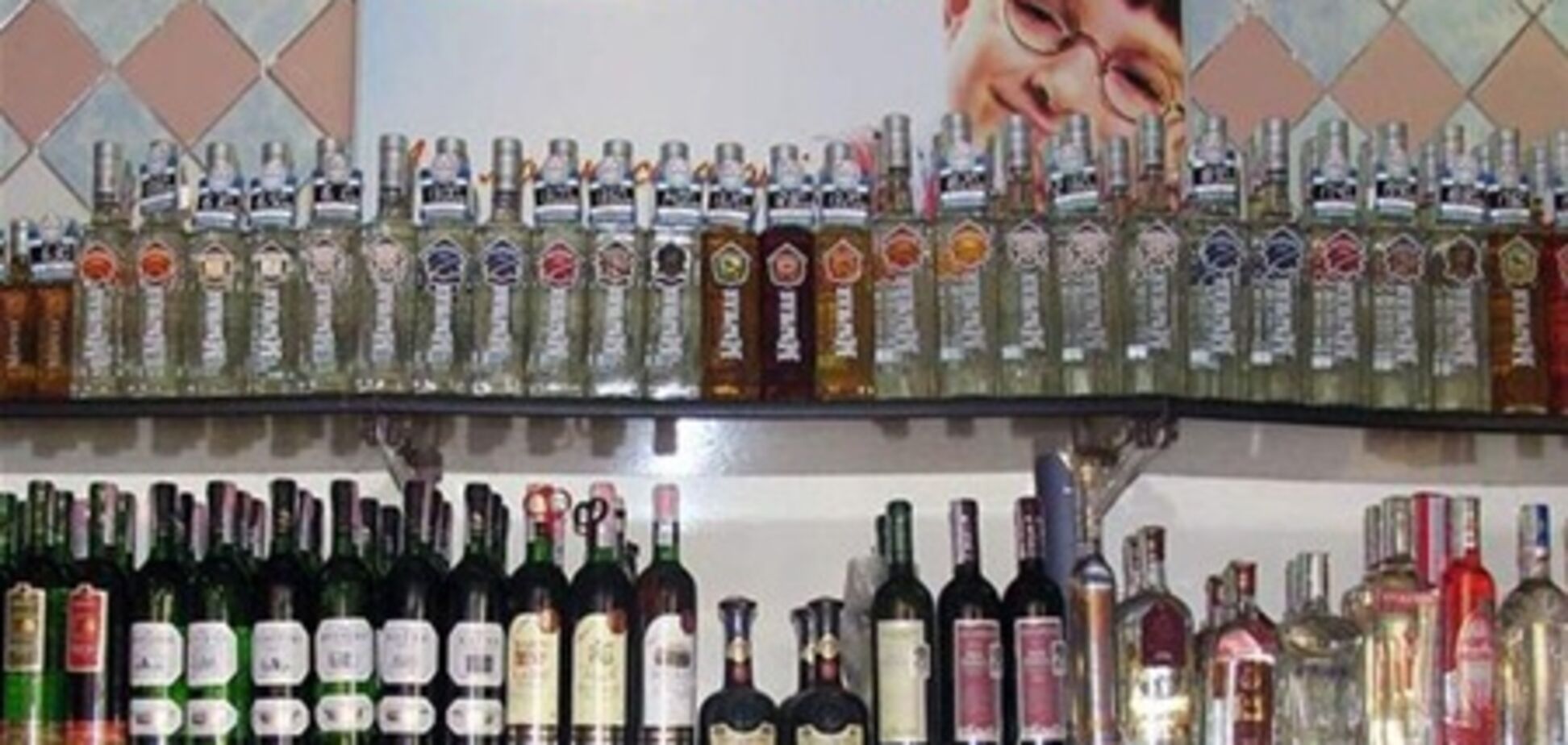 Опасная реклама на Березняках: водкой в магазинах уже восхищаются дети