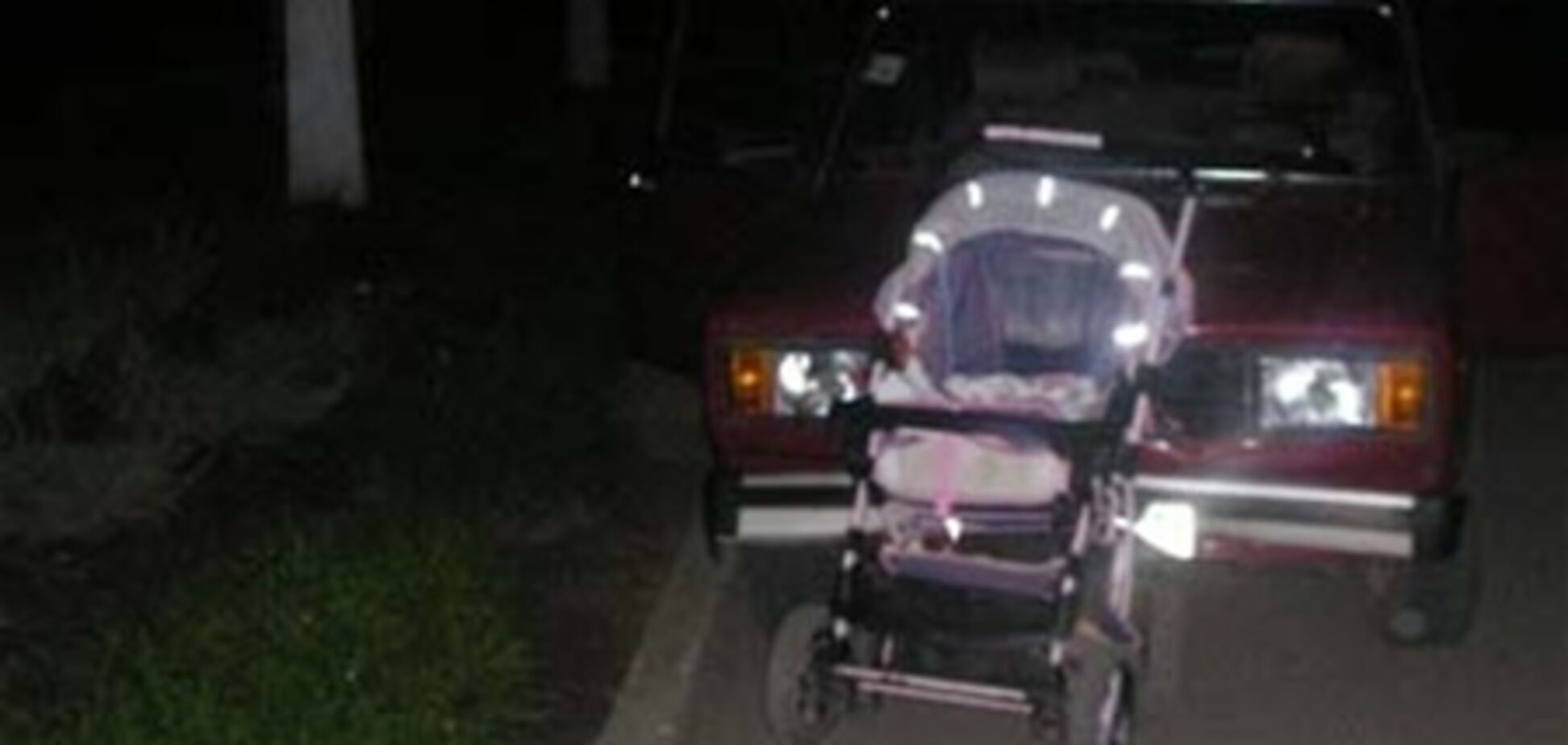 В Житомире водитель на ВАЗе влетел в детскую коляску: малыш в больнице