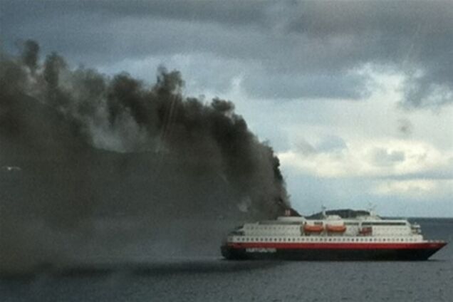 ЧП в Норвегии: с загоревшегося лайнера эвакуировали сотни людей. Фото, видео