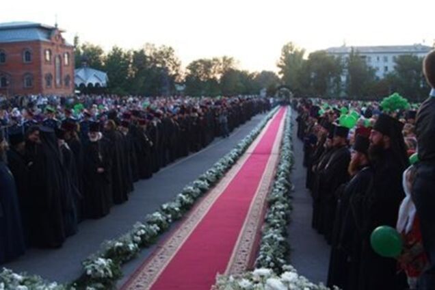 Кирилла в Луганске встречали ковровой дорожкой и хлебом-солью. Фото