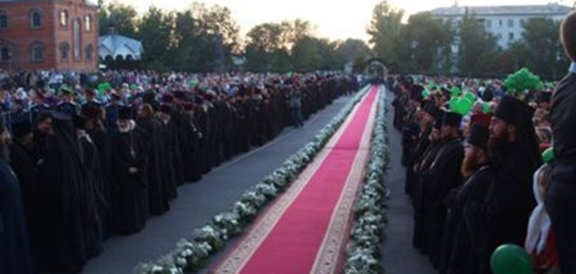Кирилла в Луганске встречали ковровой дорожкой и хлебом-солью. Фото