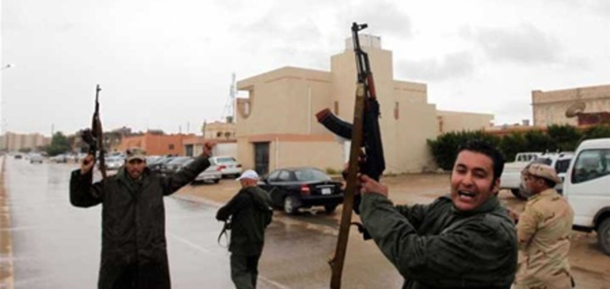 Повстанцы захватили аэропорт рядом с родным городом Каддафи