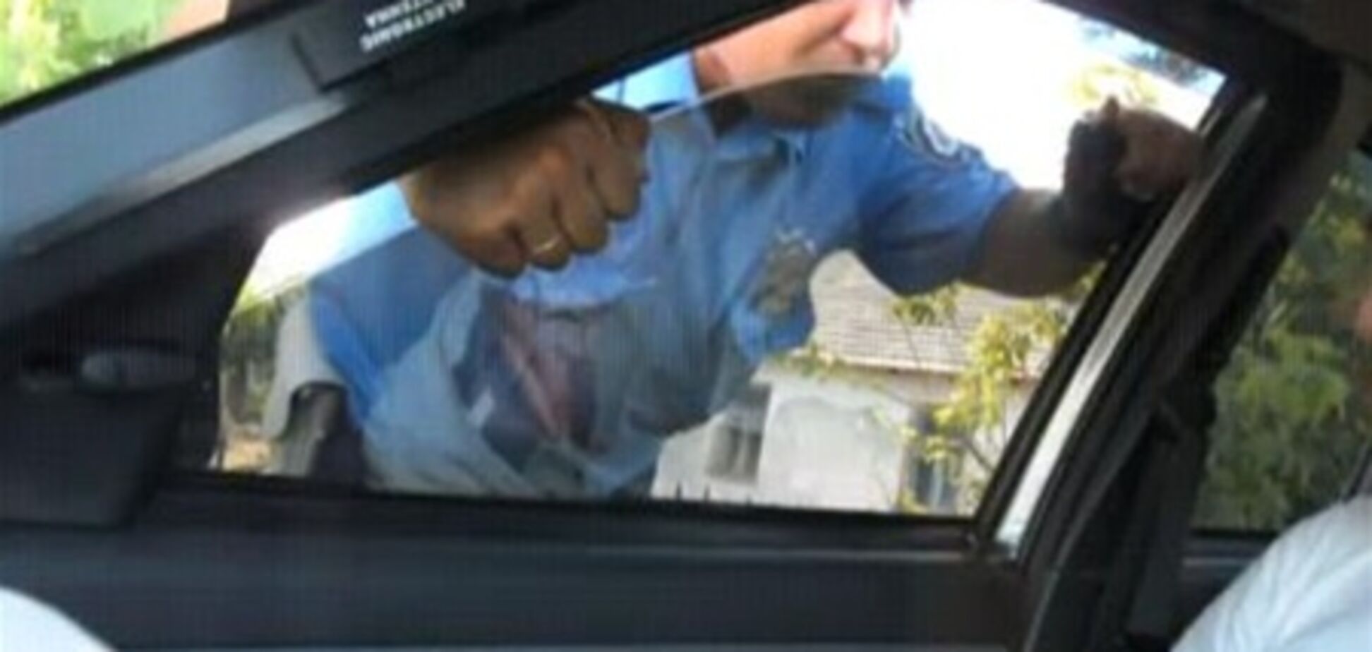 Київський водій притиснув даїшника склом дверцят і протяг кілька метрів