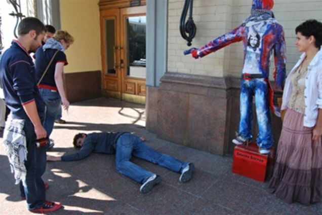 Убийцу Столыпина одели в кеды и арафатку