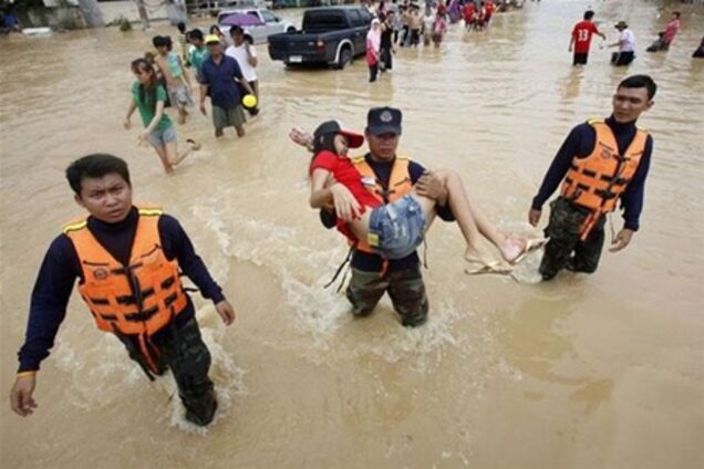 В результате наводнений в Таиланде погибли 98 человек