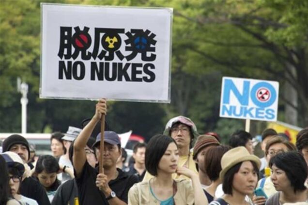 Десятки тысяч японцев вышли на протесты с лозунгом 'Прощай, Фукусима!'. Фото